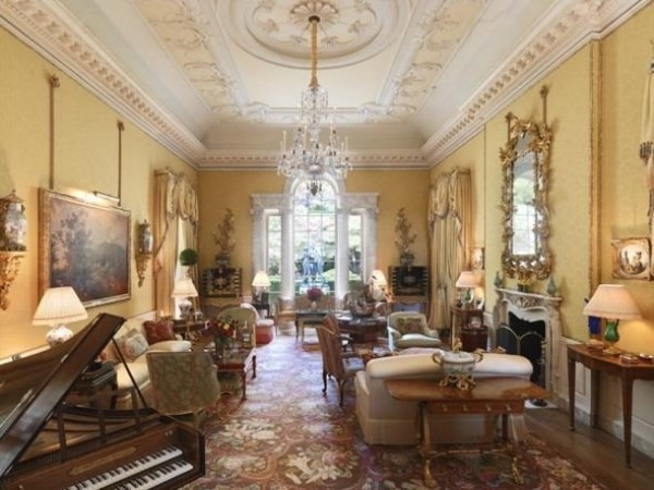 Trước khi suy thoái kinh tế, vườn nho trị giá 70 triệu USD. Do đó, sau suy thoái kinh tế, tài sản của ông trùm kinh doanh này giảm rất nhiều. Trước khi suy thoái kinh tế, vườn nho trị giá 70 triệu USD. Do đó, sau suy thoái kinh tế, tài sản của ông trùm kinh doanh này giảm rất nhiều.