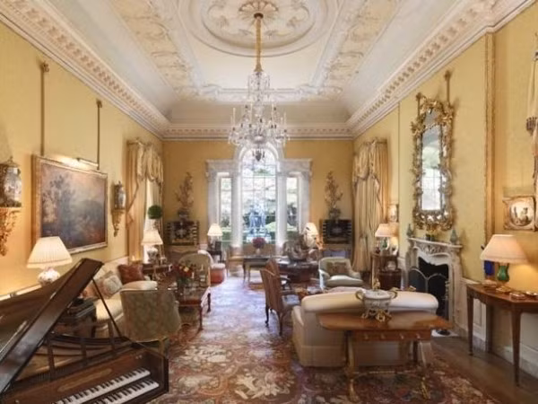 Trước khi suy thoái kinh tế, vườn nho trị giá 70 triệu USD. Do đó, sau suy thoái kinh tế, tài sản của ông trùm kinh doanh này giảm rất nhiều.