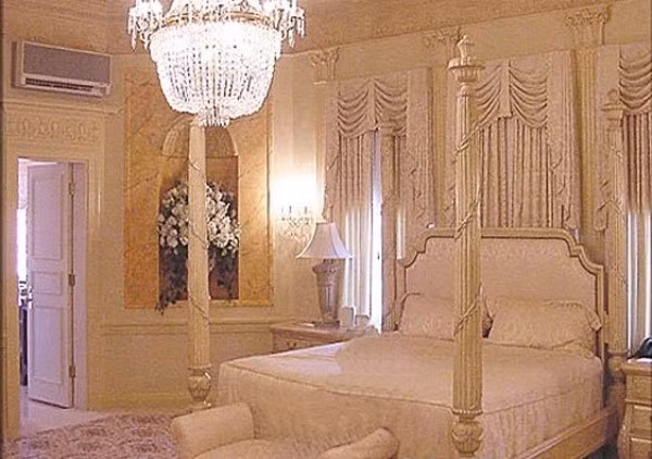 Biệt thự Mar-a-Lago có 58 phòng ngủ sang trọng, 33 phòng tắm, 12 lò sưởi, một bàn ăn dài 8m bằng đá cẩm thạch và ba hầm tránh bom.