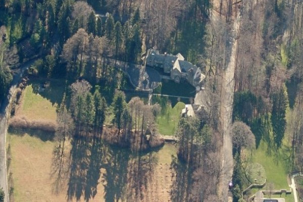 Ban đầu, ông trùm kinh doanh này định biến Seven Springs thành một sân golf, nhưng ông đã phải đối mặt với sự phản đối từ người dân các thị trấn Bedford, New Castle và Bắc Castle, vì họ lo ngại rằng hóa chất từ việc xây dựng sẽ làm ô nhiễm nước ở hồ chứa Byram. Sau đó, ông quyết định bỏ ý tưởng xây sân golf, cải tạo những gì hiện có và xây dựng 15 ngôi nhà sang trọng trong khu bất động sản. Ban đầu, ông trùm kinh doanh này định biến Seven Springs thành một sân golf, nhưng ông đã phải đối mặt với sự phản đối từ người dân các thị trấn Bedford, New Castle và Bắc Castle, vì họ lo ngại rằng hóa chất từ việc xây dựng sẽ làm ô nhiễm nước ở hồ chứa Byram. Sau đó, ông quyết định bỏ ý tưởng xây sân golf, cải tạo những gì hiện có và xây dựng 15 ngôi nhà sang trọng trong khu bất động sản.