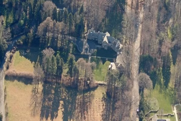 Ban đầu, ông trùm kinh doanh này định biến Seven Springs thành một sân golf, nhưng ông đã phải đối mặt với sự phản đối từ người dân các thị trấn Bedford, New Castle và Bắc Castle, vì họ lo ngại rằng hóa chất từ việc xây dựng sẽ làm ô nhiễm nước ở hồ chứa Byram. Sau đó, ông quyết định bỏ ý tưởng xây sân golf, cải tạo những gì hiện có và xây dựng 15 ngôi nhà sang trọng trong khu bất động sản.