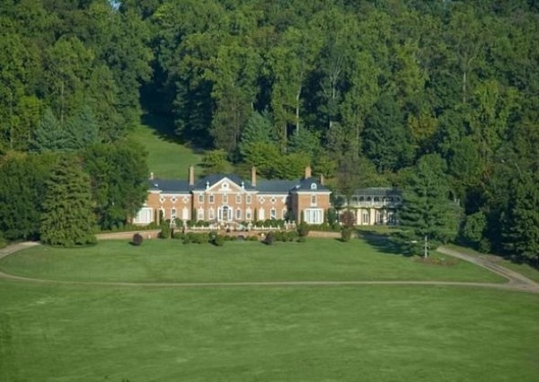 4. Vào tháng 12 năm ngoái, Donald Trump đã mua khu bất động sản Kluge ở Charlottesville, Virginia (Mỹ). Ông đã trả 6,5 triệu USD cho dinh thự rộng gần 2.200 m2 sau khi mua vườn nho và nhà máy sản xuất rượu vang trong khu bất động sản với giá 6,2 triệu USD tháng trước đó. 4. Vào tháng 12 năm ngoái, Donald Trump đã mua khu bất động sản Kluge ở Charlottesville, Virginia (Mỹ). Ông đã trả 6,5 triệu USD cho dinh thự rộng gần 2.200 m2 sau khi mua vườn nho và nhà máy sản xuất rượu vang trong khu bất động sản với giá 6,2 triệu USD tháng trước đó.