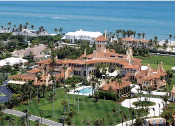 2. Năm 1985, Trump đã mua khu bất động sản Mar-a-Lago ở bờ biển Palm (Florida, Mỹ) với giá 10 triệu USD và biến nó thành một câu lạc bộ tư nhân. Câu lạc bộ nằm trên 17 mẫu Anh và là địa điểm nghỉ mát ưa thích của nhiều người nổi tiếng.