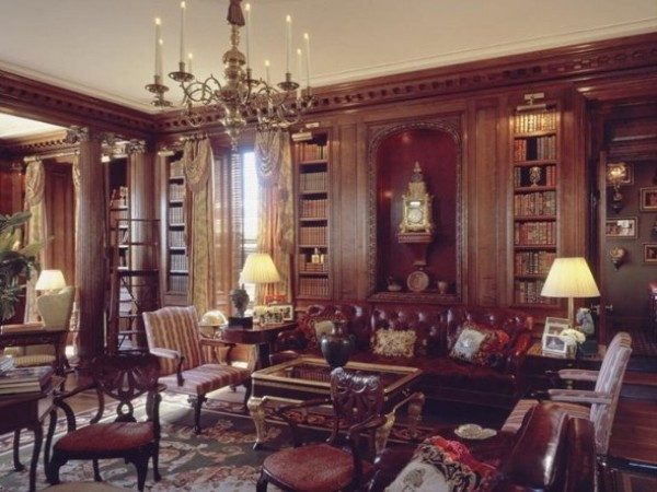 Dinh thự Kluge có tổng cộng 45 phòng, một rạp hát, một chuồng ngựa, một ngôi nhà màu xanh lá cây, và một nhà riêng cho khách. Dinh thự Kluge có tổng cộng 45 phòng, một rạp hát, một chuồng ngựa, một ngôi nhà màu xanh lá cây, và một nhà riêng cho khách.