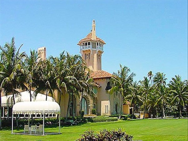 Khu bất động sản Mar-a-Lago là một biệt thự lớn được xây dựng vào năm 1924. Tỷ phú Donald Trump đã sống ở đó trong 10 năm trước khi chi hàng triệu USD để chuyển đổi nó thành một câu lạc bộ tư nhân độc quyền. Khu bất động sản Mar-a-Lago là một biệt thự lớn được xây dựng vào năm 1924. Tỷ phú Donald Trump đã sống ở đó trong 10 năm trước khi chi hàng triệu USD để chuyển đổi nó thành một câu lạc bộ tư nhân độc quyền.
