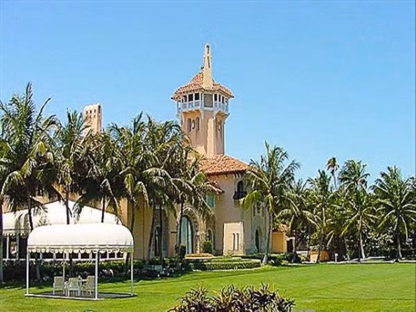 Khu bất động sản Mar-a-Lago là một biệt thự lớn được xây dựng vào năm 1924. Tỷ phú Donald Trump đã sống ở đó trong 10 năm trước khi chi hàng triệu USD để chuyển đổi nó thành một câu lạc bộ tư nhân độc quyền.