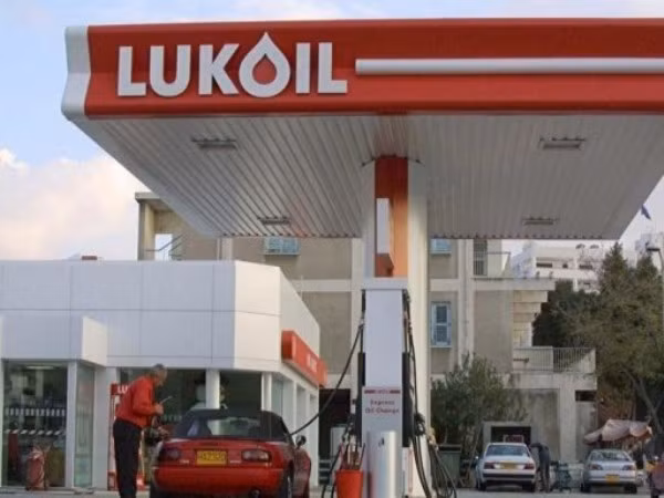 11. LUKOIL Quốc gia: Nga Tài sản: 91 tỷ USD Doanh thu: 134 tỷ USD Lợi nhuận: 10 tỷ USD Dự trữ dầu: 17,3 tỷ thùng