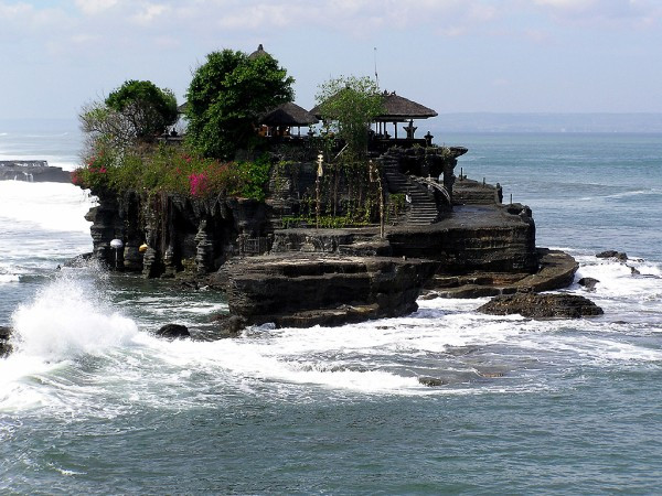2. Bali (Indonesia) Bali chỉ là một trong 17.500 hòn đảo ở Indonesia nhưng lại được du khách yêu thích nhất. Thiên đường này nổi tiếng với các ngôi đền là biểu tượng của đất nước, mang đến cho du khách sự hiểu biết về lịch sử tôn giáo Hindu thông qua sinh hoạt văn hóa truyền thống. Bãi biển đẹp nhất: Muốn ngắm mặt trời mọc, bạn hãy đến Sanur. Còn muốn xem cảnh hoàng hôn tuyệt đẹp với những khu nghỉ dưỡng cao cấp và cuộc sống về đêm sống động, hãy ghé thăm Seminyak. Khu nghỉ dưỡng: Amandari, khu nghỉ mát của Indonesia, với 30 dãy phòng, bể bơi riêng, nằm cạnh một ngôi làng địa phương và nằm gần một con sông thiêng liêng. 2. Bali (Indonesia) Bali chỉ là một trong 17.500 hòn đảo ở Indonesia nhưng lại được du khách yêu thích nhất. Thiên đường này nổi tiếng với các ngôi đền là biểu tượng của đất nước, mang đến cho du khách sự hiểu biết về lịch sử tôn giáo Hindu thông qua sinh hoạt văn hóa truyền thống. Bãi biển đẹp nhất: Muốn ngắm mặt trời mọc, bạn hãy đến Sanur. Còn muốn xem cảnh hoàng hôn tuyệt đẹp với những khu nghỉ dưỡng cao cấp và cuộc sống về đêm sống động, hãy ghé thăm Seminyak. Khu nghỉ dưỡng: Amandari, khu nghỉ mát của Indonesia, với 30 dãy phòng, bể bơi riêng, nằm cạnh một ngôi làng địa phương và nằm gần một con sông thiêng liêng.