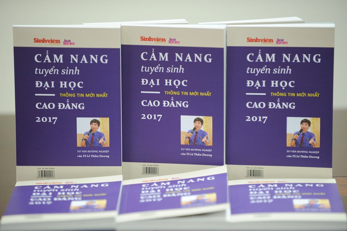 Bìa 1 “Cẩm nang tuyển sinh ĐH-CĐ 2017” do Báo Sinh Viên Việt Nam – Hoa Học Trò phát hành, (ảnh sử dụng trong bài do báo Sinh viên Việt Nam – Hoa học trò cung cấp). Bìa 1 “Cẩm nang tuyển sinh ĐH-CĐ 2017” do Báo Sinh Viên Việt Nam – Hoa Học Trò phát hành, (ảnh sử dụng trong bài do báo Sinh viên Việt Nam – Hoa học trò cung cấp).