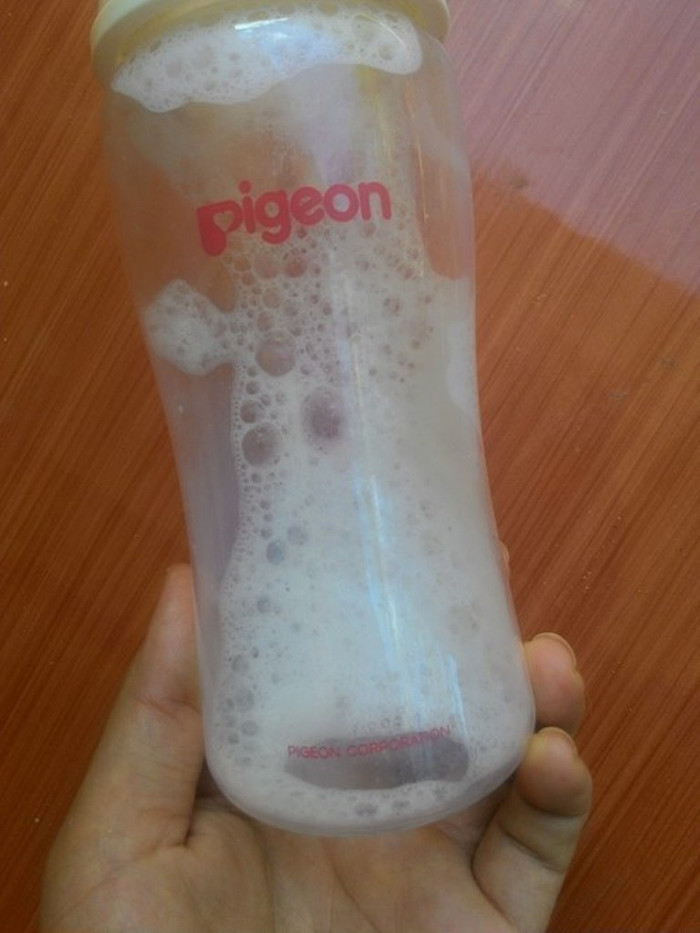Khi cháu chị sử dụng xong bọt trắng còn đọng lại rất nhiều trong bình sữa - ảnh so chị Quyên cung cấp Khi cháu chị sử dụng xong bọt trắng còn đọng lại rất nhiều trong bình sữa - ảnh so chị Quyên cung cấp