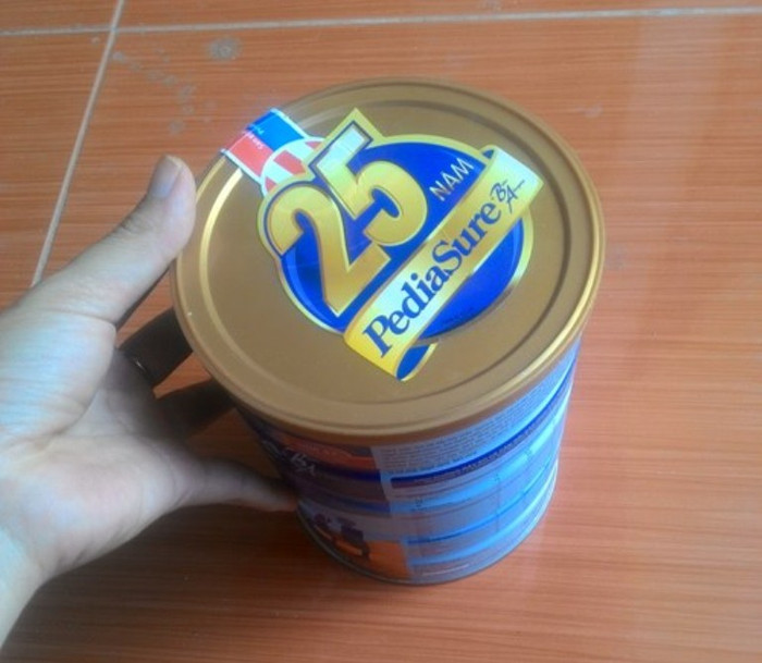 Hình ảnh hộp sữa PediaSure BA được chị Quyên mua về cho cháu sử dụng có hiện tượng bọt (ảnh do chị Quyên cung cấp) Hình ảnh hộp sữa PediaSure BA được chị Quyên mua về cho cháu sử dụng có hiện tượng bọt (ảnh do chị Quyên cung cấp)