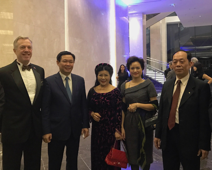 Bà Nguyễn Thị Hương Liên (thứ hai từ phải sang) đại diện cho Sao Thái Dương tại buổi lễ - ảnh nguồn Sao Thái Dương. Bà Nguyễn Thị Hương Liên (thứ hai từ phải sang) đại diện cho Sao Thái Dương tại buổi lễ - ảnh nguồn Sao Thái Dương.