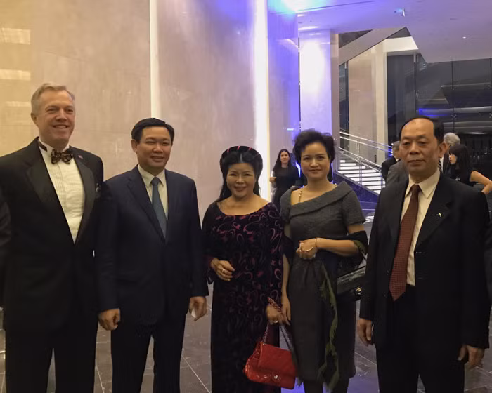 Bà Nguyễn Thị Hương Liên (thứ hai từ phải sang) đại diện cho Sao Thái Dương tại buổi lễ - ảnh nguồn Sao Thái Dương.