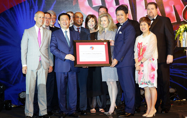 Phó Thủ Tướng Vương Đình Huệ & Đại sứ Hoa Kỳ tại Việt Nam Ted Osius tham dự Amcham Gala 2017 - ảnh nguồn Sao Thái Dương. Phó Thủ Tướng Vương Đình Huệ & Đại sứ Hoa Kỳ tại Việt Nam Ted Osius tham dự Amcham Gala 2017 - ảnh nguồn Sao Thái Dương.