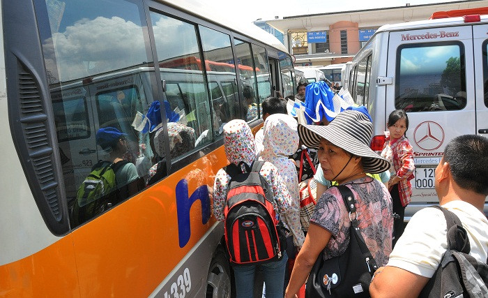 Chuyến xe về Thái Nguyên cũng đông đúc và ngột ngạt hơn bao giờ hết. Chuyến xe về Thái Nguyên cũng đông đúc và ngột ngạt hơn bao giờ hết.