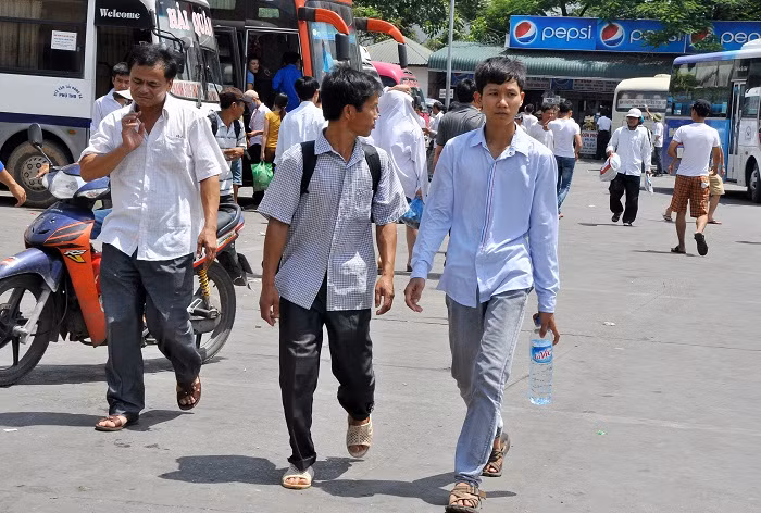 Chai nước luôn bên mình để giải nhiệt