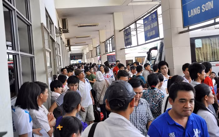 Hành lang phía ngoài bến xe