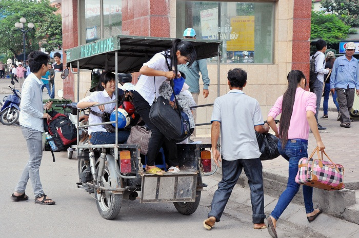Chuyến xe 3 bánh chở các sĩ tử và phụ huynh ra bến xe Mỹ Đình Chuyến xe 3 bánh chở các sĩ tử và phụ huynh ra bến xe Mỹ Đình