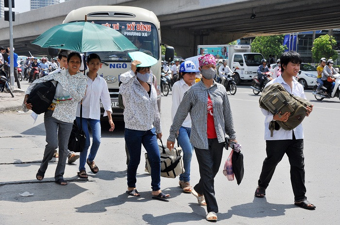 Giữ trưa, trời càng nắng khiến mọi người rất mệt mỏi Giữ trưa, trời càng nắng khiến mọi người rất mệt mỏi