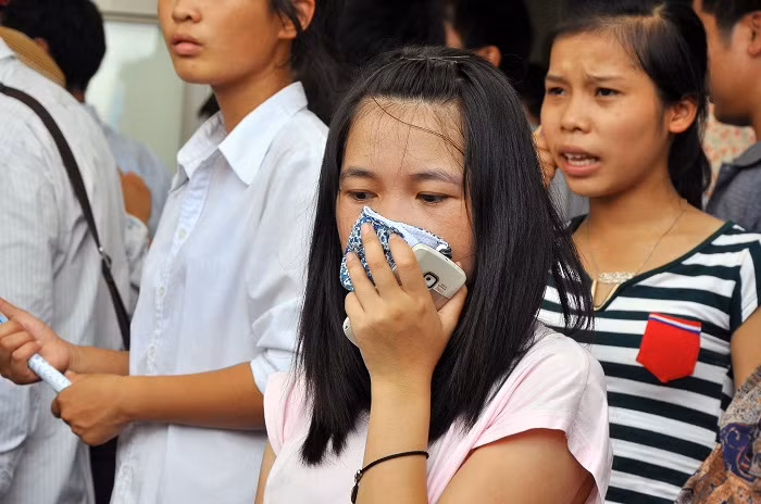 Mùi xăng khói, đông đúc...khiến các sĩ tử ngột ngạt