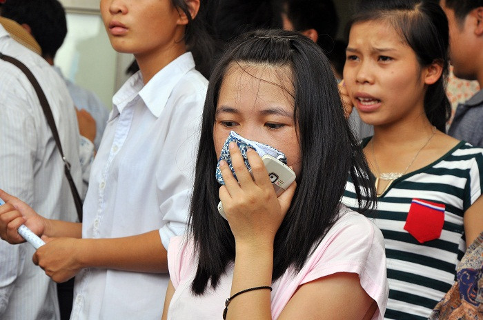Mùi xăng khói, đông đúc...khiến các sĩ tử ngột ngạt Mùi xăng khói, đông đúc...khiến các sĩ tử ngột ngạt