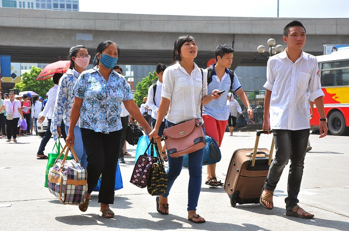Sĩ tử và người thân ùn ùn kéo về bến xe giữ trời nắng gay gắt Sĩ tử và người thân ùn ùn kéo về bến xe giữ trời nắng gay gắt