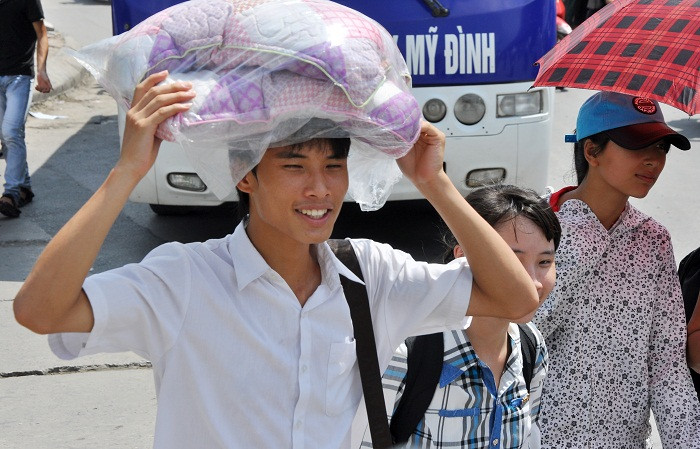 Chăn gối cũng được tận dụng để che nắng Chăn gối cũng được tận dụng để che nắng