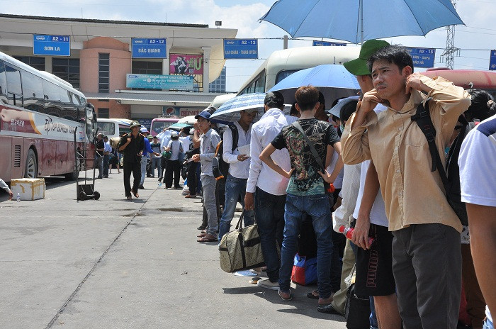 Người đứng đợi xe xếp hàng dài Người đứng đợi xe xếp hàng dài