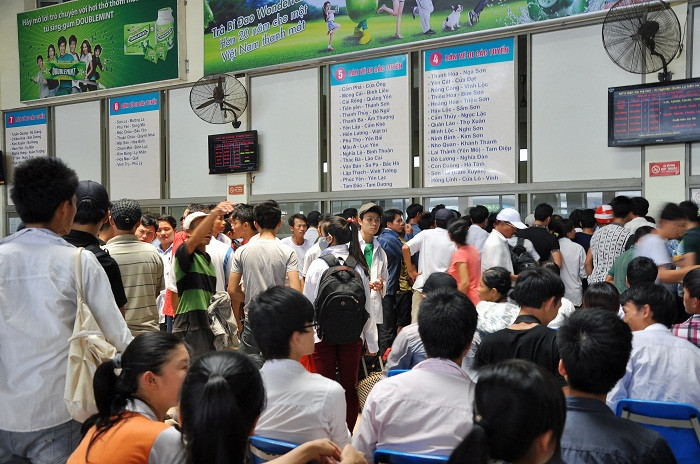 Nhiều người cố gắng chen chân mua vé để tránh bị xe khách nhồi nhét Nhiều người cố gắng chen chân mua vé để tránh bị xe khách nhồi nhét