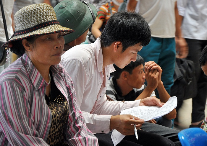 Nét mặt mệt mỏi của một bậc phụ huynh.... Nét mặt mệt mỏi của một bậc phụ huynh....