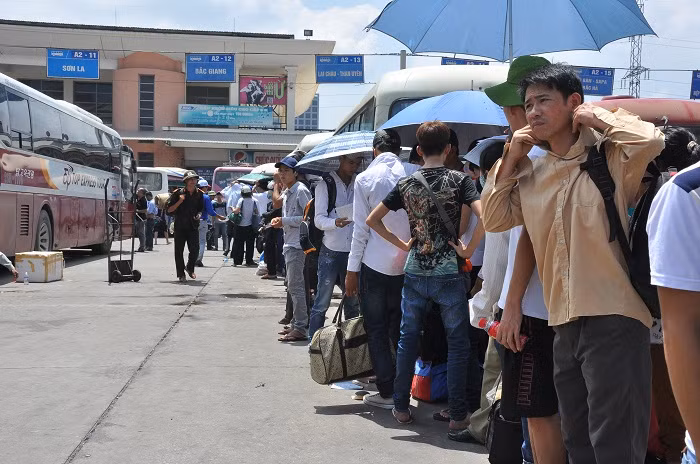 Người đứng đợi xe xếp hàng dài