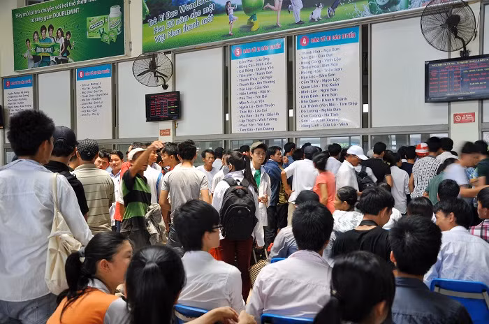 Nhiều người cố gắng chen chân mua vé để tránh bị xe khách nhồi nhét