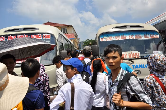 Chuyến xe về Bắc Giang đông nghịt người chen lấn nhau để lên xe