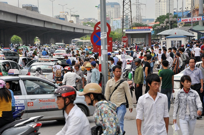 Trước cổng bến xe Mỹ Đình đông nghịt người Trước cổng bến xe Mỹ Đình đông nghịt người