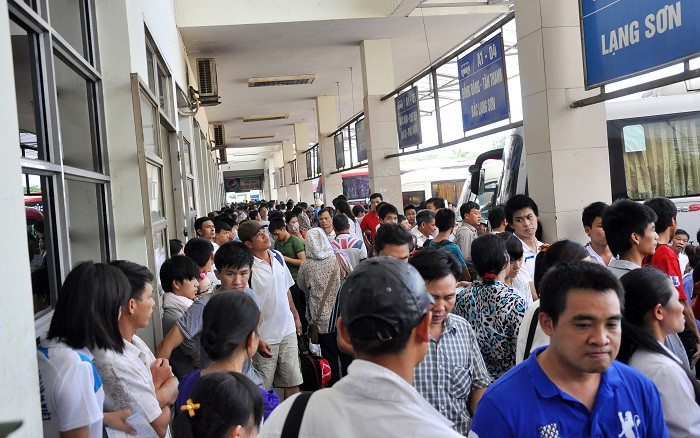 Hành lang phía ngoài bến xe Hành lang phía ngoài bến xe