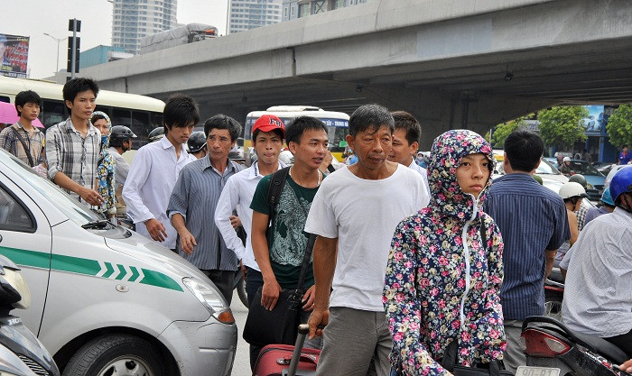 Dòng người nối tiếp nhau... Dòng người nối tiếp nhau...