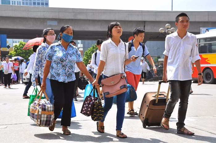 Sĩ tử và người thân ùn ùn kéo về bến xe giữ trời nắng gay gắt