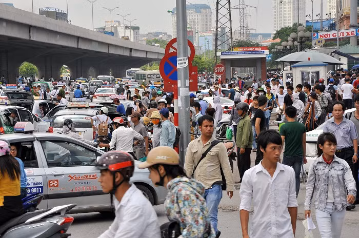 Trước cổng bến xe Mỹ Đình đông nghịt người