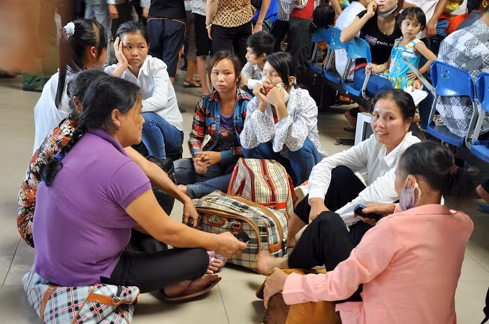 Hết ghế mọi người ngồi bệt xuống đất để trò chuyện đợi xe