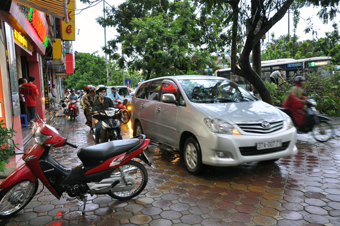 Xe ô tô, xe máy... đi hết lên vỉa hè Xe ô tô, xe máy... đi hết lên vỉa hè