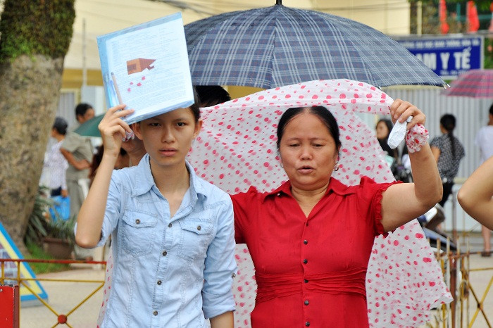 Nhiều phụ huynh còn vào hẳn trong sân trường để che mưa cho con khi trống kết thúc giờ vang.