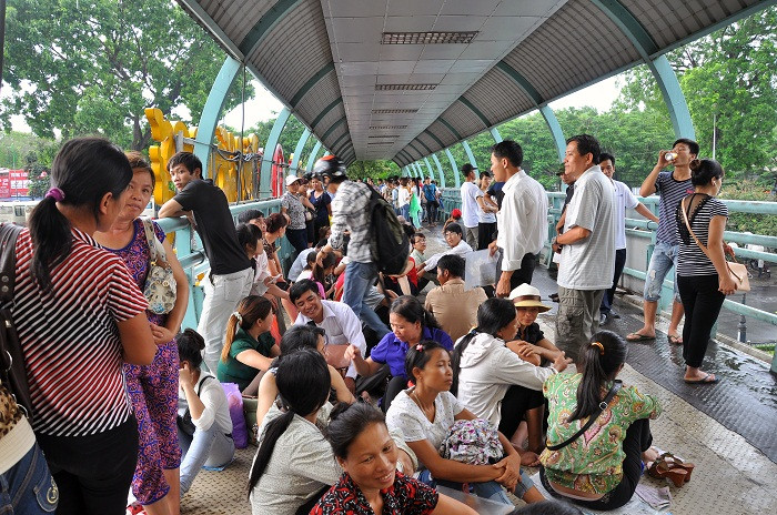 Cây cầu giành cho người đi bộ trước cổng trường ĐH Giao thông vận tải cũng trật kín phụ huynh tránh mưa.
