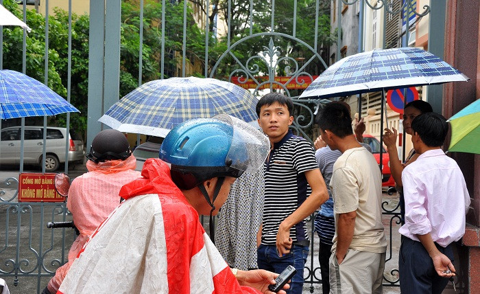Đối với các sĩ tử thi khối C, môn thi thứ 2 là môn thi Sử (180 phút) các phụ huynh phải đợi sĩ tử lâu hơn các sĩ tử thi khối D.