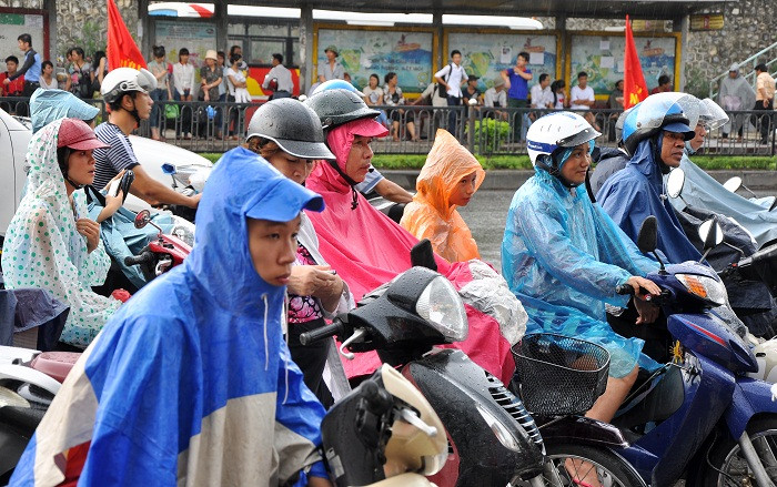 Đứng giữa trời mưa ngóng tin con trong phòng thi