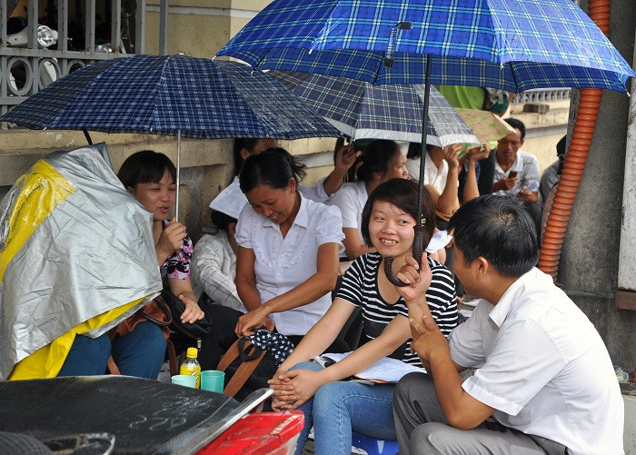 Vừa uống nước vừa che ô