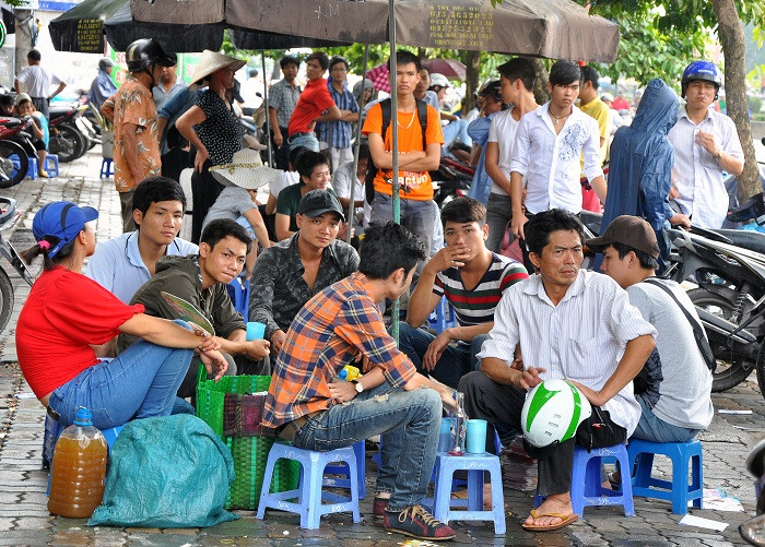 Quán nước có ô che cũng đông khách…