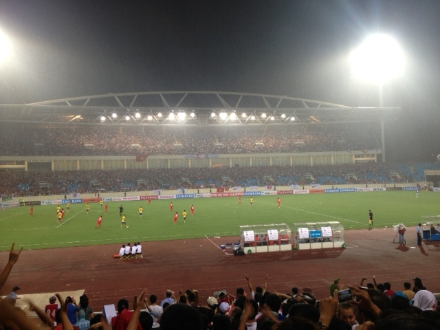 Cơn mưa cuối trận đấu đã khiến SVĐ Mỹ Đình ướt đẫm nước. (ảnh: Tư Khương)