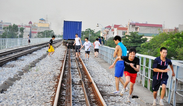Tàu chạy tới đây thường là tàu chở hàng và không có thời gian cố định về giờ và ngày chạy. (có ngày chạy có ngày không)