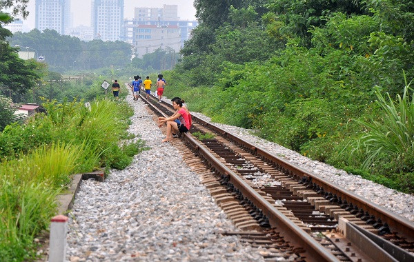 Nhiều người “hồn nhiên” men theo đường ray để tập thể dục