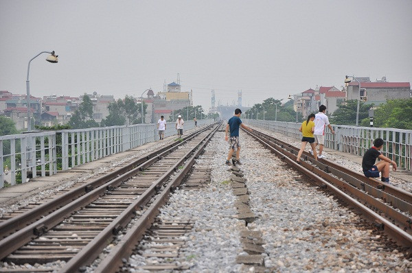 Từ hơn 4 giờ chiều nhiều người dân lại kéo nhau lên trên cầu nối đường sắt tập thể dục hay hóng mát.